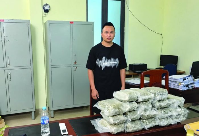 Đối tượng và tang vật vụ án phát hiện ngày 11/10 tại Cửa khẩu quốc tế Cầu Treo (Hà Tĩnh). Ảnh: Cục Hải quan