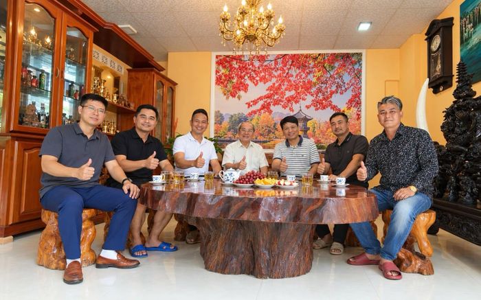 PGS.TS CCB Nguyễn Minh Vỹ - Giám đốc Trung tâm Công nghệ chống hàng giả Việt Nam (ACT); Nhà văn, CCB Đặng Vương Hưng - Người sáng lập tổ chức "Trái tim người lính"; doanh nhân Lê Thành Phong cùng một số anh em thành viên mới của Trung tâm ACT, ngồi cà phê một ngày mới tại Nha Trang.↵