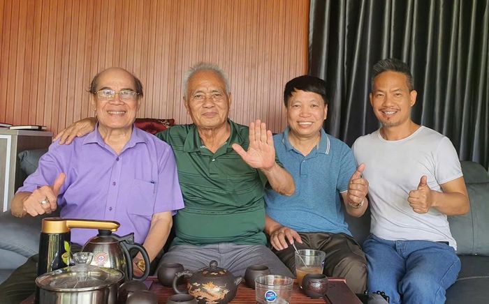 Từ trái qua phải: PGS.TS CCB Nguyễn Minh Vỹ, CCB Nhà giáo Lê Doãnh Quyền, Nhà văn CCB Đặng Vương Hưng và Doanh nhân Lê Thành Phong cà phê tại Nha Trang.