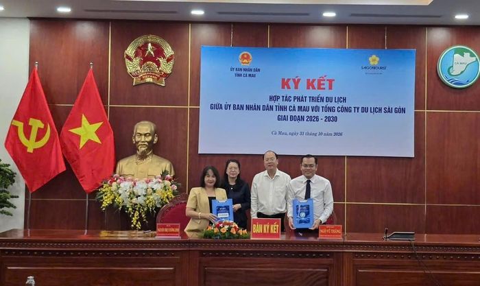 Đại diện lãnh đạo tỉnh Cà Mau và Saigontourist Group thực hiện nghi thức ký kết hợp tác phát triển du lịch giai đoạn 2025–2030. Ảnh: Bé Sáu.
