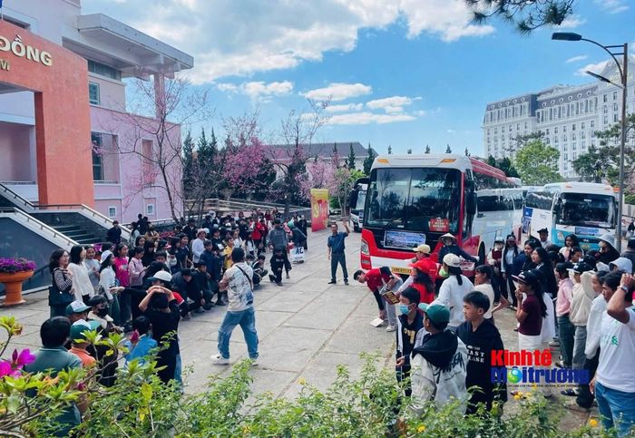 Dịch vụ du lịch được đầu tư đồng bộ là động lực thúc đẩy Lâm Đồng đón hơn 20 triệu lượt khách trong 10 tháng đầu năm 2026. (Ảnh C.H)