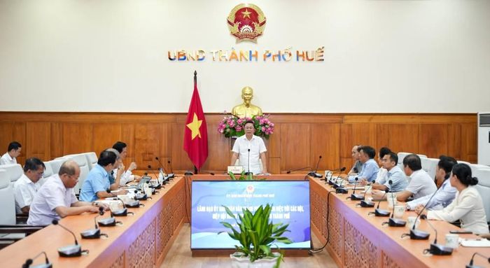  Quang cảnh buổi làm việc. 
