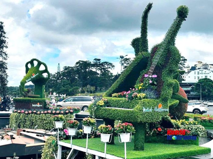Tiểu cảnh nghệ thuật kết hợp hoa tươi mang đậm dấu ấn âm nhạc và sắc hoa Đà Lạt (Ảnh: C.H)