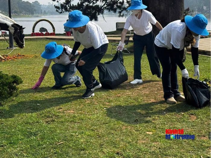 Sự chung tay của cộng đồng và doanh nghiệp trong việc bố trí các tiểu cảnh, chậu hoa tươi dọc tuyến phố tạo nên điểm nhấn sinh thái ấn tượng cho thành phố ngàn hoa. (Ảnh: C.H)