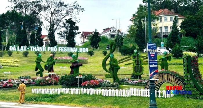 Sự kết hợp tinh tế giữa nghệ thuật tạo hình cây xanh và các loài hoa đa sắc tạo nên những điểm nhấn kiến trúc cảnh quan ấn tượng tại khu vực trung tâm. (Ảnh: C.H)