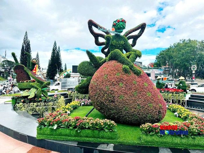 Tiểu cảnh tạo hình nghệ thuật độc đáo từ hoa và cây xanh tại khu vực trung tâm góp phần tô điểm diện mạo đô thị, thu hút đông đảo du khách dịp Festival Hoa Đà Lạt 2026. (Ảnh C.H)