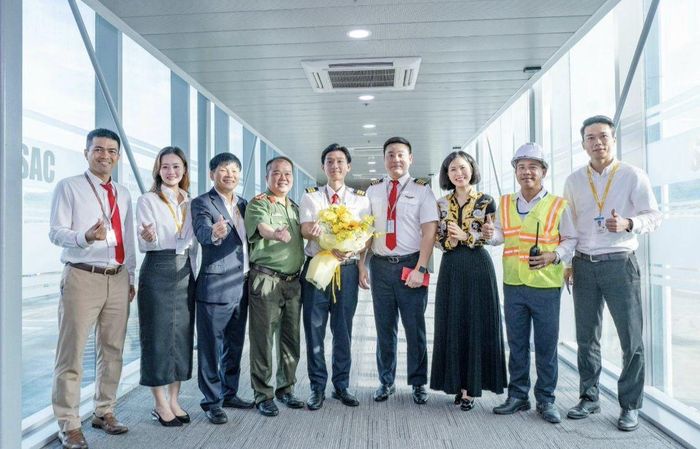 Ngày 29/10, đường cất hạ cánh số 2 chính thức đón chuyến bay thương mại đầu tiên. 