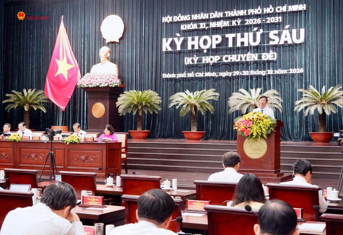 Phó Bí thư Thành ủy, Chủ tịch HĐND thành phố Hồ Chí Minh Võ Văn Minh phát biểu tại kỳ họp. Ảnh: Hoa Lê