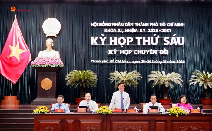 Phó Bí thư Thành ủy, Chủ tịch HĐND thành phố Hồ Chí Minh Võ Văn Minh phát biểu tại kỳ họp. Ảnh: Hoa Lê
