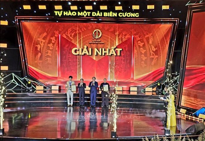 Trưởng ban Tuyên giáo Trung ương Trịnh Văn Quyết và Chủ nhiệm Tổng cục Chính trị Quân đội nhân dân Việt Nam, Đại tướng Nguyễn Trọng Nghĩa trao giải Nhất cho các tác giả. Ảnh: Thanh Vân/TTXVN