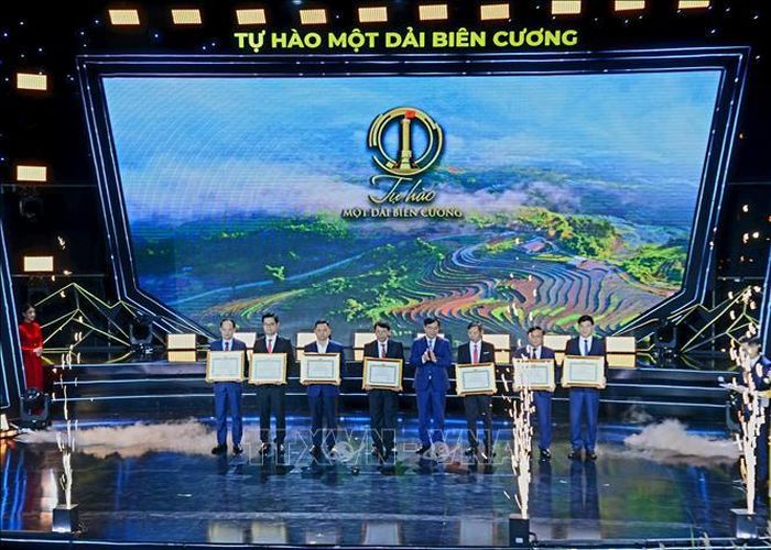 Lãnh đạo Ban Tuyên giáo Trung ương trao Bằng khen cho đại diện 7 tập thể có thành tích xuất sắc trong công tác phối hợp, tổ chức Cuộc thi và triển lãm ảnh nghệ thuật cấp Quốc gia “Tự hào một dải biên cương” lần thứ IV năm 2026. Ảnh: Thanh Vân/TTXVN