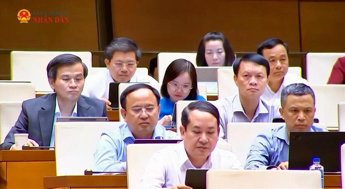 Các ĐBQH dự phiên thảo luận tại Hội trường. Ảnh: Khánh Duy