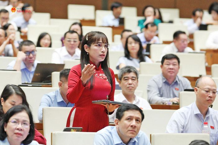 ĐBQH Châu Quỳnh Dao (An Giang) phát biểu. Ảnh: Khánh Duy