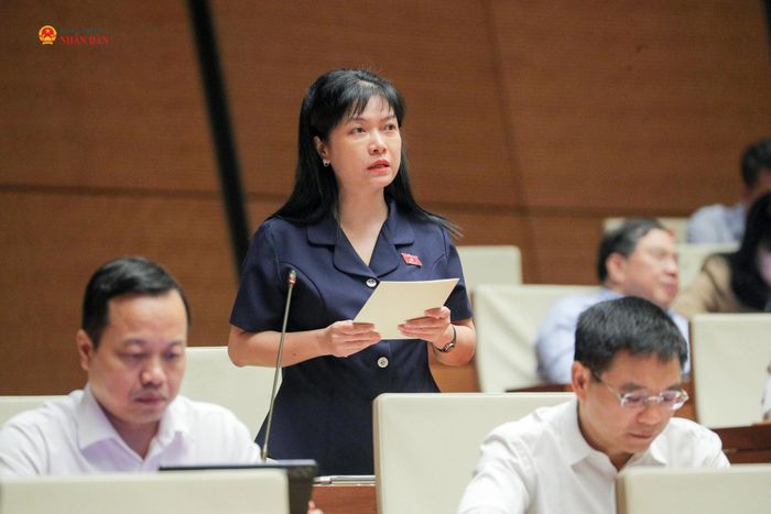 ĐBQH Tạ Thị Yên (Điện Biên) phát biểu. Ảnh: Hồ Long