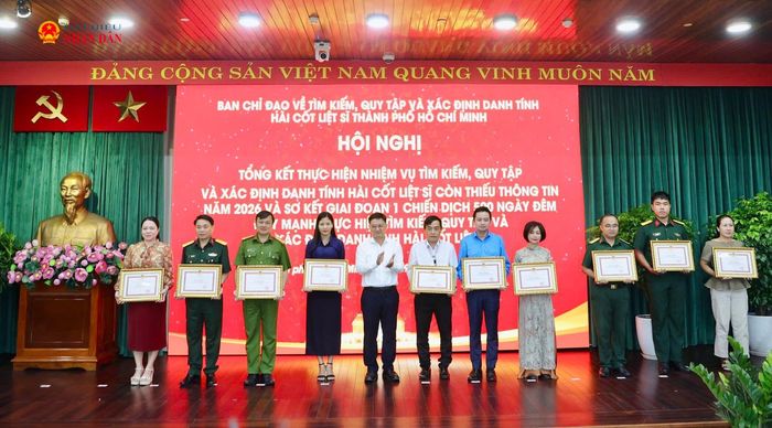 Ban Chỉ đạo Thành phố trao tặng Bằng khen của Chủ tịch UBND Thành phố Hồ Chí Minh cho các tập thể, cá nhân có thành tích xuất sắc trong công tác triển khai Chiến dịch 500 ngày đêm trên địa bàn Thành phố. Ảnh: Hoa Lê