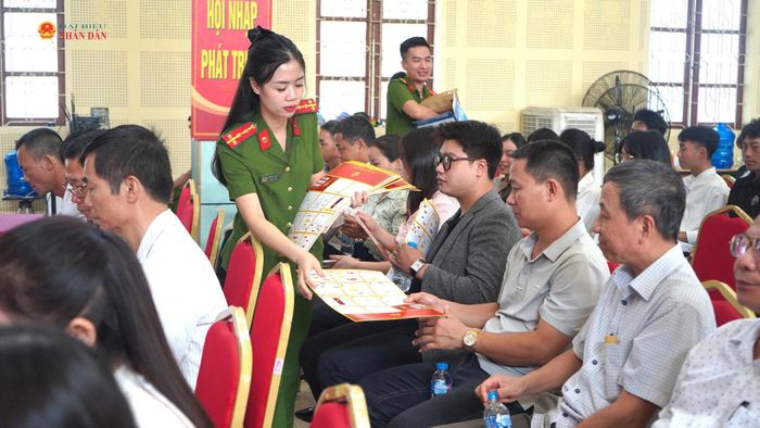Người dân được hướng dẫn sử dụng ứng dụng VNeID để tố giác, cung cấp tin báo về tội phạm ma túy. Ảnh: Đồng Thưởng.