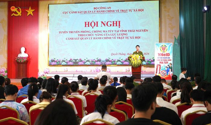 Học sinh, sinh viên, thanh, thiếu niên là nhóm đối tượng dễ bị tác động nên công tác tuyên truyền đã được triển khai từ khi các em còn ngồi trên ghế nhà trường. Ảnh: Đồng Thưởng.