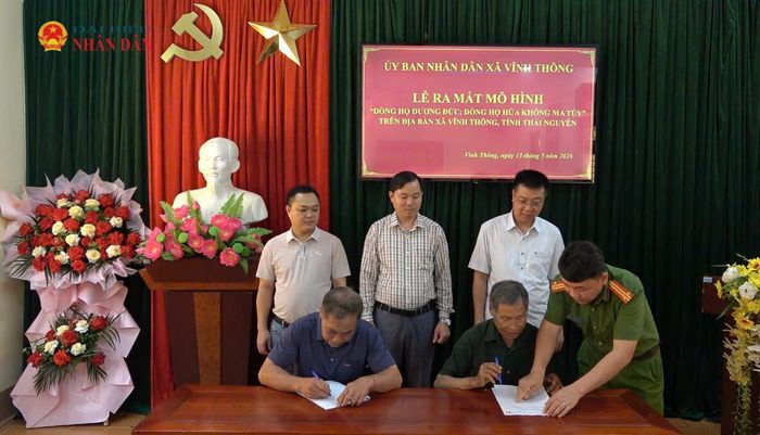 Lễ ra mắt mô hình dòng họ Dương Đức và dòng họ Hứa không ma túy tại xã Vĩnh Thông, tỉnh Thái Nguyên. Ảnh: Đồng Thưởng.
