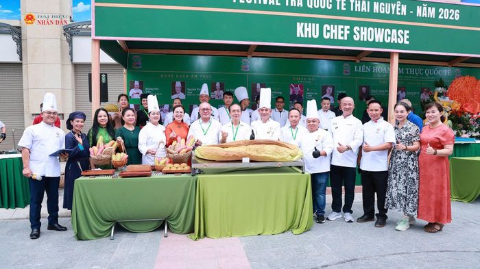 Chiếc bánh mì khổng lồ trà xanh nặng 10kg gây ấn tượng tại không gian trình diễn ẩm thực. Ảnh: Đồng Thưởng.