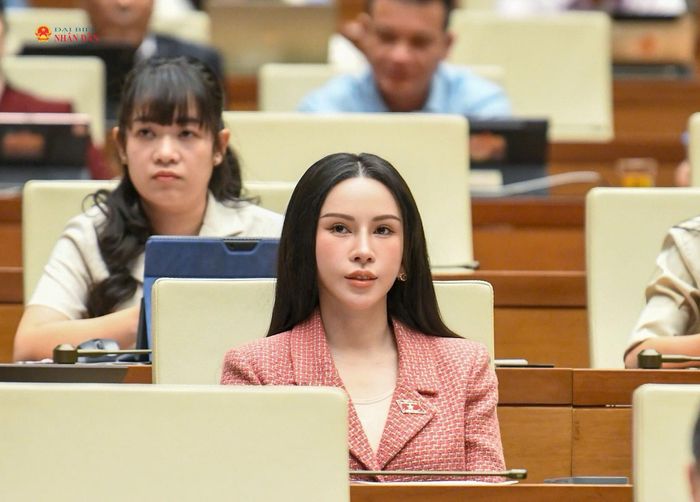 Các đại biểu tham dự phiên thảo luận về kinh tế - xã hội sáng 31/10. Ảnh: Lâm Hiển