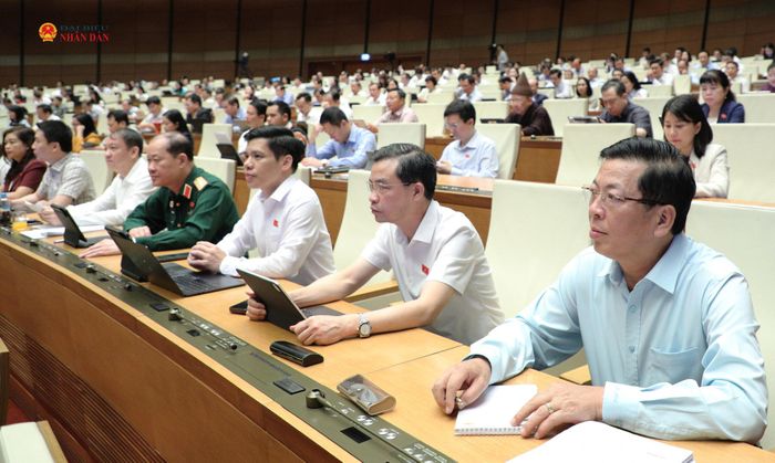 Các ĐBQH tham dự phiên thảo luận tại hội trường. Ảnh: Khánh Duy