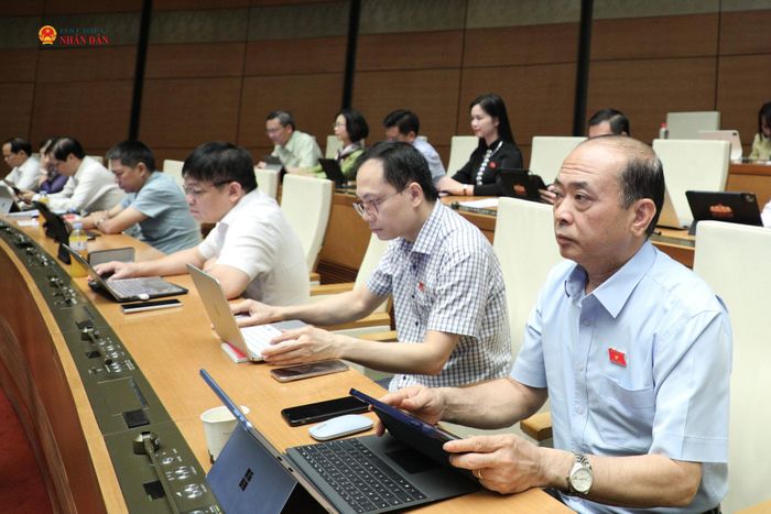 Các ĐBQH tham dự phiên thảo luận tại hội trường. Ảnh: Khánh Duy