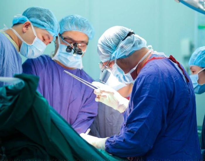 Các bác sĩ Bệnh viện Hữu nghị Việt Đức thực hiện lấy và ghép tạng từ người bệnh hiến. Ảnh: BVCC