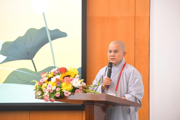 Ni sư, TS. Thích Như Nguyệt (Huê Lâm), Giám đốc Trung tâm Nghiên cứu Nữ giới Phật giáo phát biểu khai mạc hội thảo. Ảnh: P. Sỹ