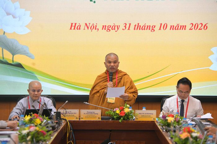 Thượng tọa, TS. Thích Giác Hoàng, Phó Viện trưởng, Phó Tổng Thư ký Viện Nghiên cứu Phật học Việt Nam phát biểu chào mừng hội thảo. Ảnh: P. Sỹ