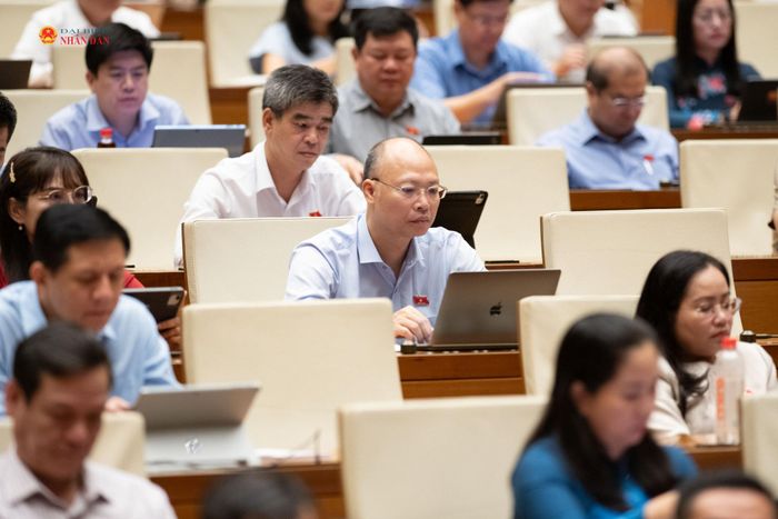 Các đại biểu tham dự phiên thảo luận về kinh tế - xã hội sáng 31/10. Ảnh: Lâm Hiển