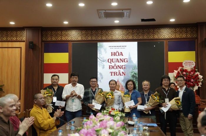 Ban ổ chức ra mắt cuốn sách ảnh nghệ thuật "Di sản - Phật giáo - Đời sống: Hòa Quang Đồng Trần". Nguồn: phatsuonline.vn