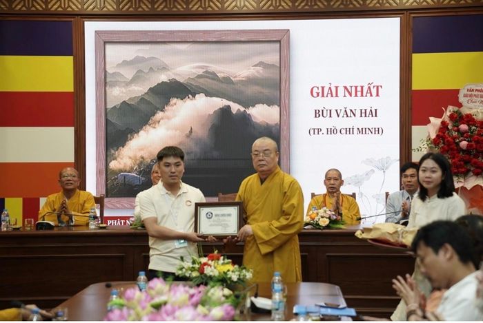Phó Chủ tịch Thường trực Hội đồng Trị sự Giáo hội Phật giáo Việt Nam, Hòa thượng Thích Thanh Nhiễu trao Giải Nhất được trao cho tác phẩm "Phật ngự giữa mây ngàn trên nóc Đông Dương" của Bùi Văn Hải. Nguồn: phatsuonline.vn