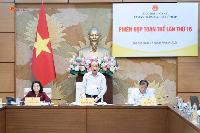 Chủ nhiệm Ủy ban Pháp luật và Tư pháp Phan Chí Hiếu chủ trì phiên họp