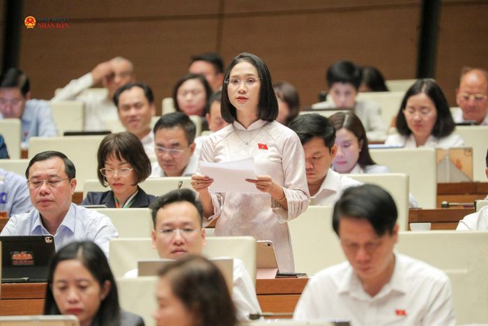 ĐBQH Nàng Xô Vi (Quảng Ngãi) phát biểu tại hội trường. Ảnh: Hồ Long