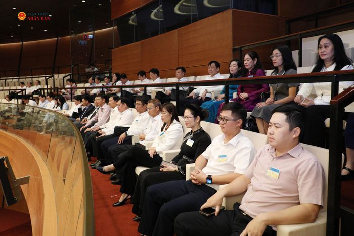 Đại biểu HĐND các tỉnh, thành phố dự thính phiên thảo luận tại hội trường sáng 30/10. Ảnh: Khánh Duy