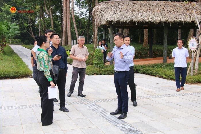 Đoàn công tác của Văn phòng Quốc hội khảo sát tại Đền thờ và Nhà Bảo tàng Chủ tịch Tôn Đức Thắng. Ảnh: Đắc Trường