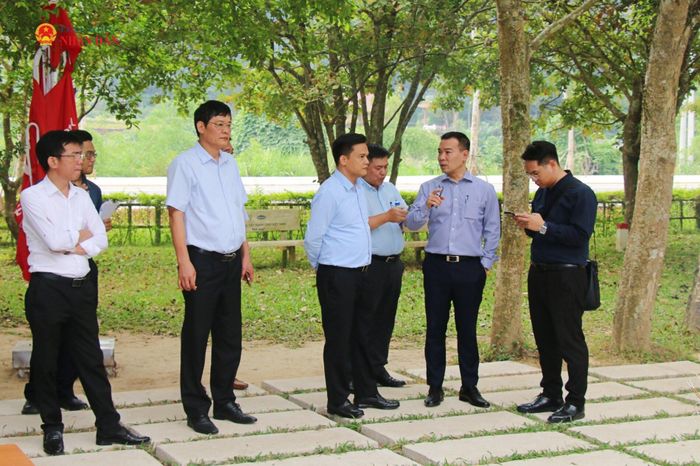 Đoàn công tác của Văn phòng Quốc hội khảo sát tại Đền thờ và Nhà Bảo tàng Chủ tịch Tôn Đức Thắng. Ảnh: Đắc Trường