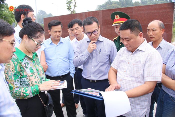 Đoàn công tác của Văn phòng Quốc hội khảo sát tại Bảo tàng ATK Tân Trào. Ảnh: Đắc Trường