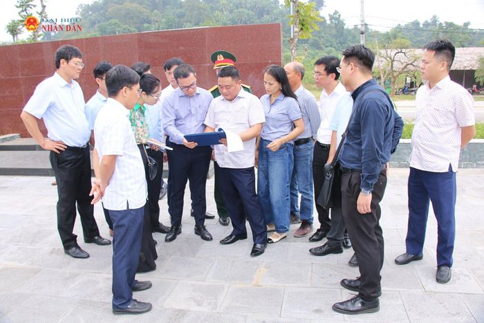 Đoàn công tác của Văn phòng Quốc hội khảo sát tại Bảo tàng ATK Tân Trào. Ảnh: Đắc Trường