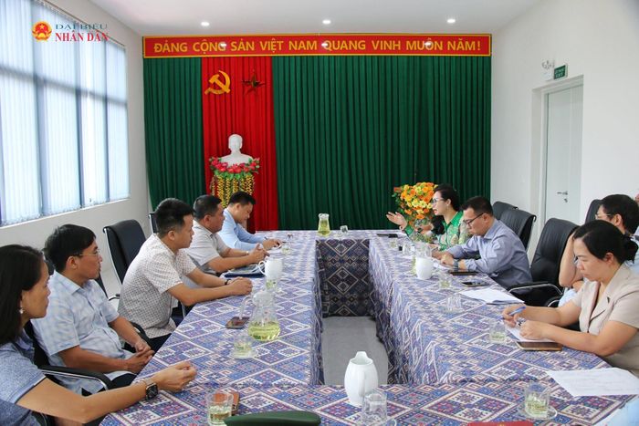 Đoàn công tác của Văn phòng Quốc hội làm việc với tỉnh Tuyên Quang. Ảnh: Đắc Trường