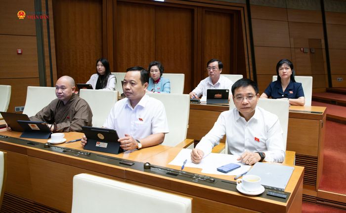 Các đại biểu tham dự phiên họp. Ảnh: Lâm Hiển