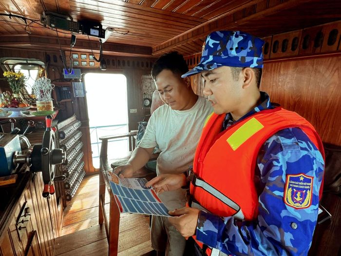 Cán bộ Bộ Tư lệnh Vùng Cảnh sát biển 2 tuyên truyền pháp luật cho ngư dân trên biển. Ảnh: Khắc Hải