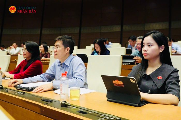 Các ĐBQH tỉnh Nghệ An dự phiên thảo luận tại Hội trường. Ảnh: Khánh Duy