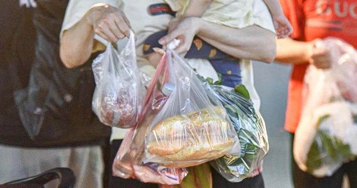 Bộ NN&MT đề xuất UBND các tỉnh, thành phố chuyển từ yêu cầu cấm sang hạn chế sử dụng sản phẩm nhựa dùng một lần.