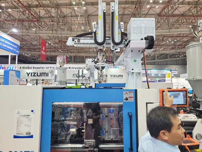 Máy móc, thiết bị sản xuất nhựa được trưng bày tại một triển lãm ở TPHCM, tháng 9-2026. Ảnh: MT.