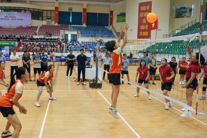 Các vận động viên thi đấu nội dung bóng chuyền hơi