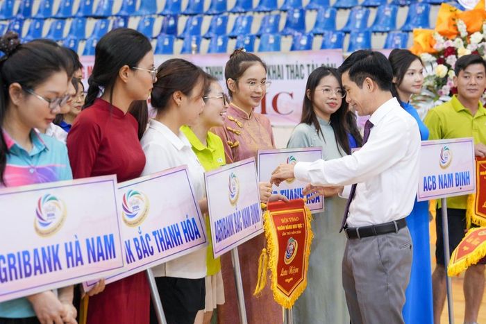 Lãnh đạo NHNN Khu vực 7 trao hoa cho các đơn vị tham gia