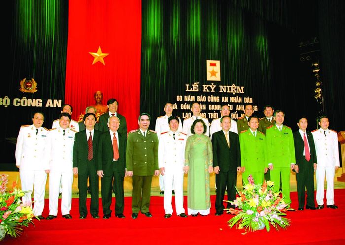  Lãnh đạo Đảng, Nhà nước, Bộ Công an với Ban Biên tập Báo CAND tại lễ kỷ niệm 60 năm Ngày Báo phát hành số đầu tiên và đón nhận danh hiệu Anh hùng Lao động thời kỳ đổi mới (tháng 2/2007). 