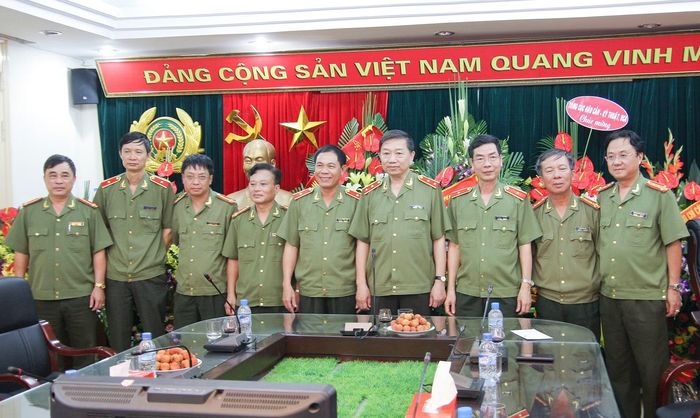  Trung tướng Tô Lâm, Ủy viên Trung ương Đảng, Thứ trưởng Bộ Công an (nay là Tổng Bí thư, Chủ tịch nước) thăm, chúc mừng Báo CAND nhân kỷ niệm 89 năm Ngày Báo chí Cách mạng Việt Nam (tháng 6/2014). 