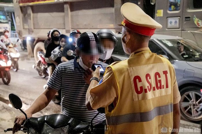 Hàng trăm lượt xe máy, ô tô, xe đạp được kiểm tra.